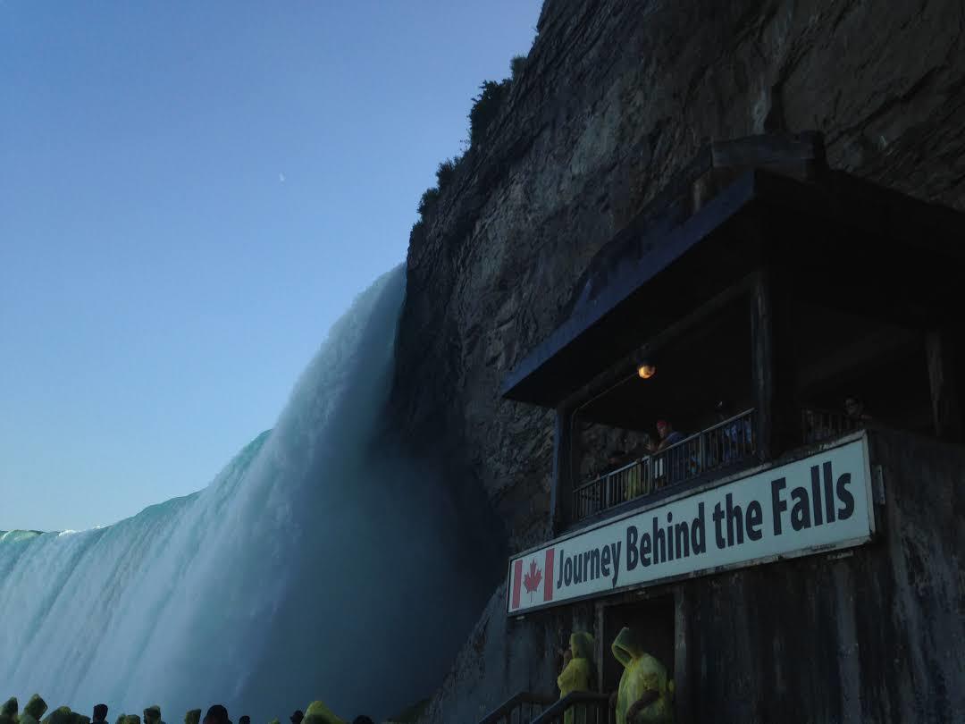 Viaggio Dietro Le Cascate
