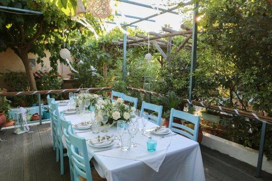 Maniatis Garden Cafe Bar Restaurant