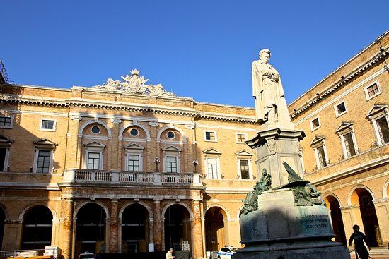 Statua di Giacomo Leopardi